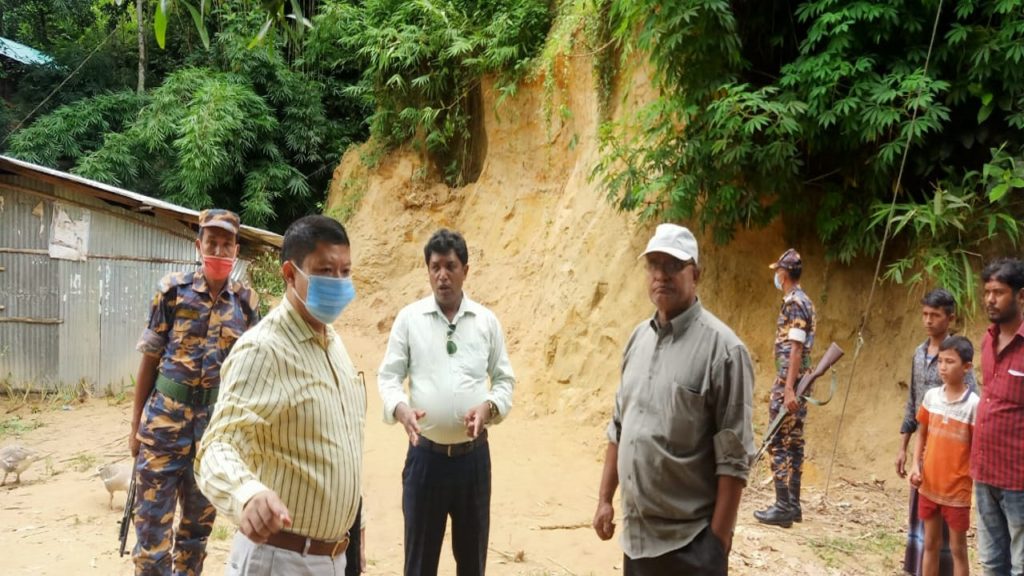 রামুতে পাহাড় ধসে ২ শ্রমিক নিহত