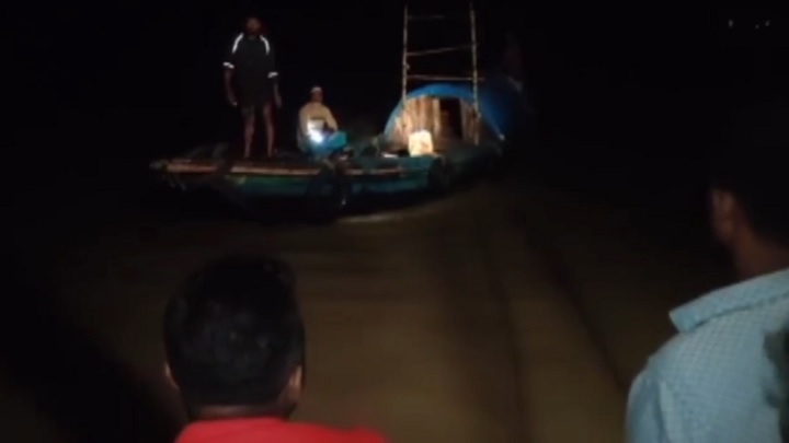 আগুনমুখা নদীতে স্পিডবোট উল্টে পুলিশসহ ৫ জন নিখোঁজ