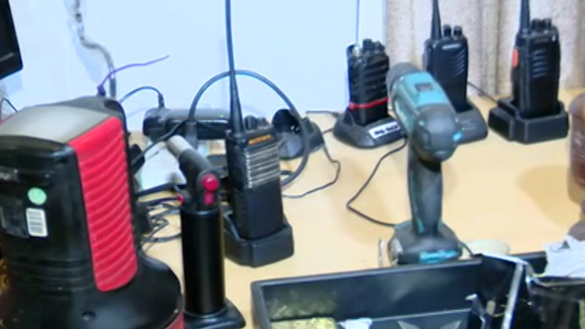 ওয়াকিটকির মাধ্যমে নেতাকর্মীদের সাথে যোগাযোগ করতেন এরফান, বাসায় রয়েছে টর্চার সেলও