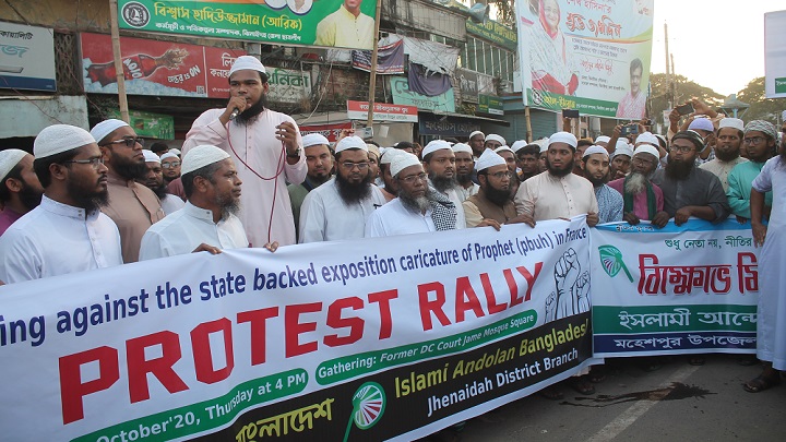 ফ্রান্সে মহানবী (সা:) এর ব্যাঙ্গকার্টুন প্রকাশের প্রতিবাদে ঝিনাইদহে বিক্ষোভ মিছিল