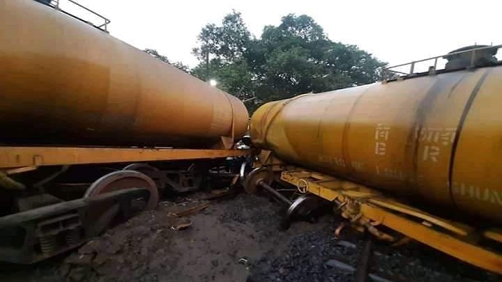 দুই ট্রেনের মুখোমুখি সংঘর্ষে খুলনার সাথে সারাদেশের রেল যোগাযোগ বন্ধ