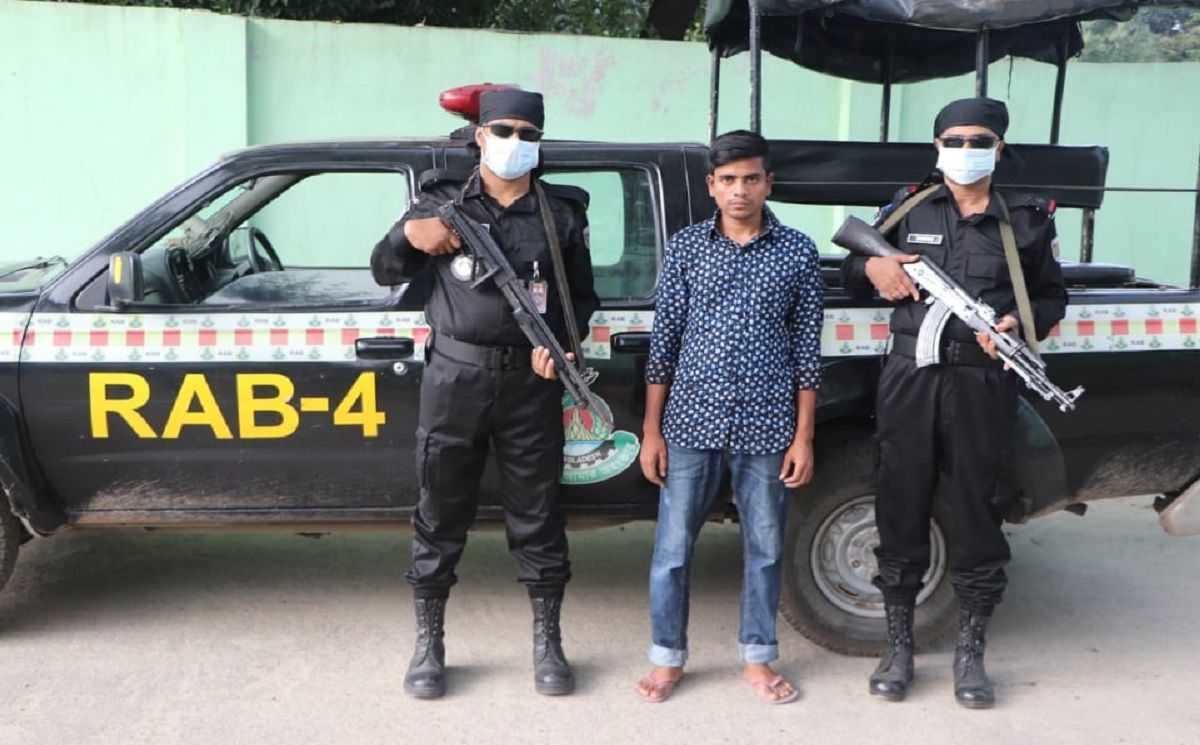 ফেসবুকে ফাঁদ: নারী সেজে প্রতারণার দায়ে গ্রেফতার ১