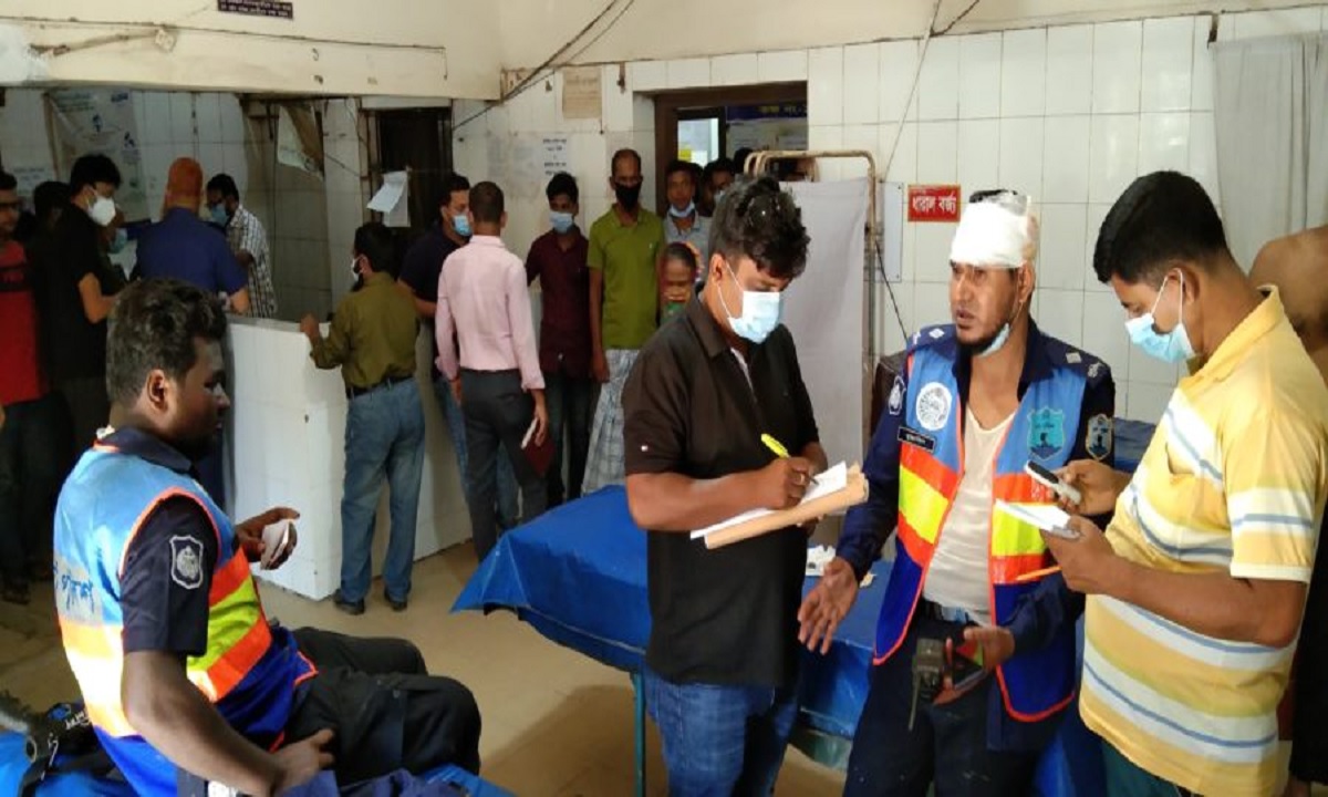 মেঘনায় জেলেদের হামলায় ১০ নৌ-পুলিশ আহত