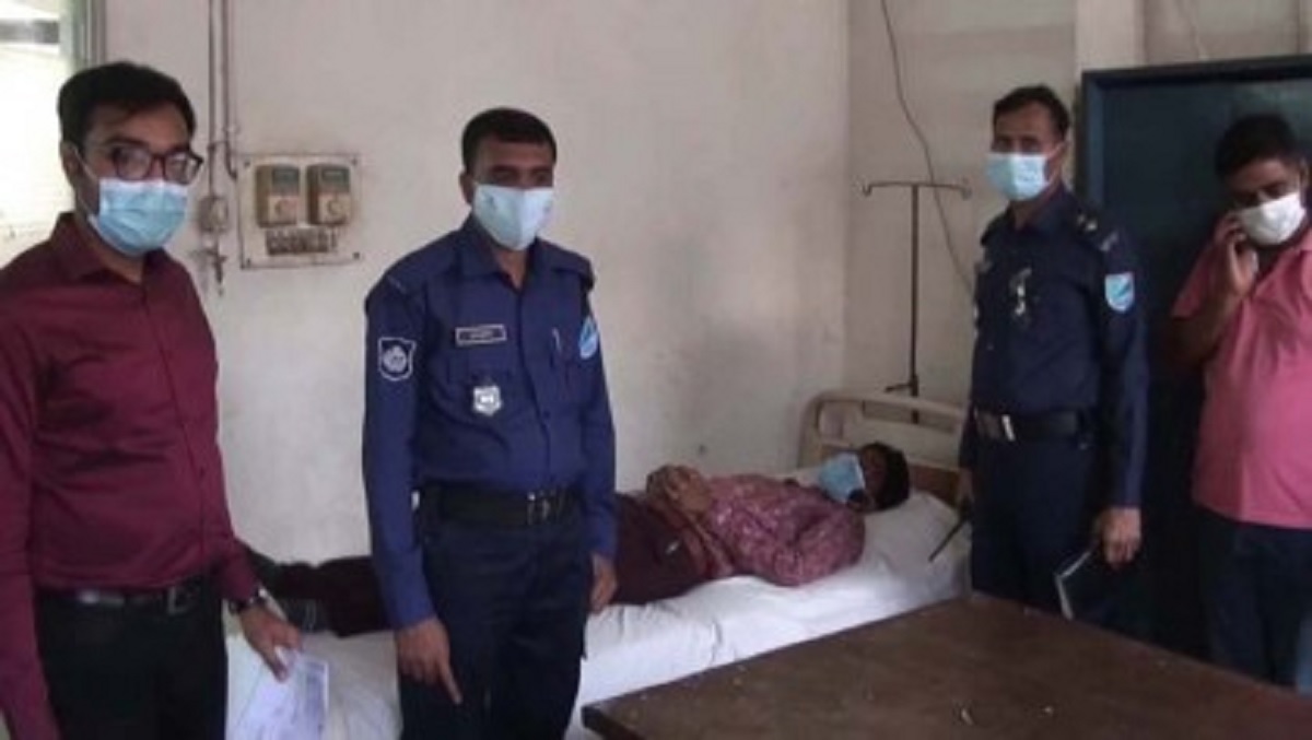 গোপালগঞ্জে কর্তব্যরত চিকিৎসক সন্ত্রাসী হামলার শিকার