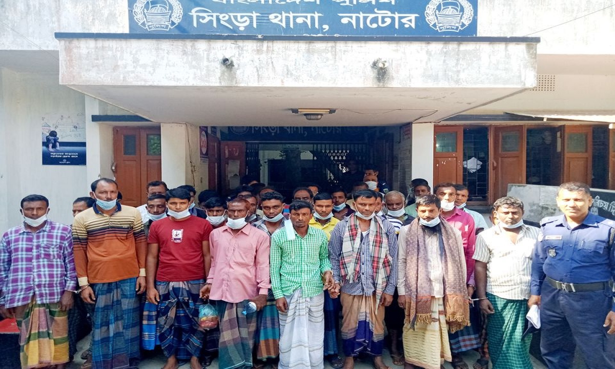 নাটোরে গরীবের ক্যাসিনো থেকে ৩২ জুয়াড়ি আটক