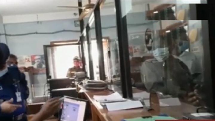 জীবননগরে সোনালী ব্যাংকে ৯ লাখ টাকা লুট: নেই সিসিটিভি ক্যামেরা