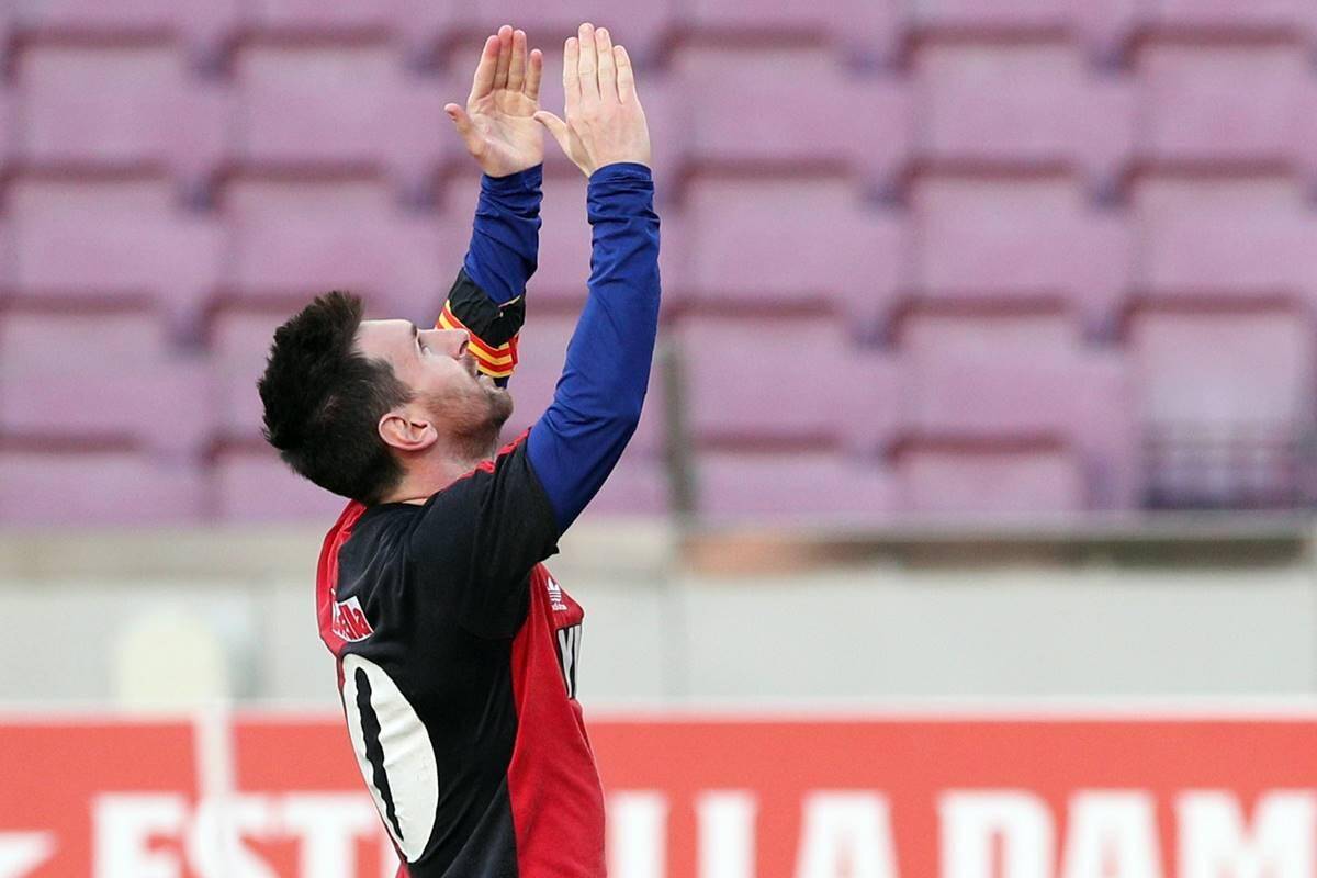 গোলের পর দু’হাত তুলে কিংবদন্তিকে স্মরণ