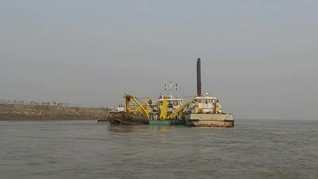 ৩৯ যানবাহন নিয়ে কাঁঠালবাড়ী-শিমুলিয়া নৌরুটে ফেরি আটকা