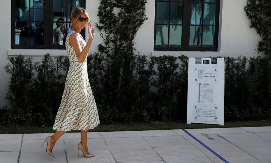 পাম বিচের একমাত্র মাস্ক ছাড়া ভোটার মেলানিয়া