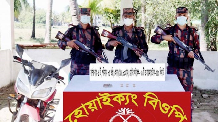 টেকনাফে বসতবাড়ি তল্লাশি করে ৮৫ ভরি স্বর্ণের বার উদ্ধার