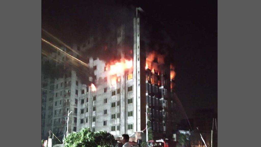 রাজধানীর কোনাপাড়ায় লাইটের গোডাউনে আগুন