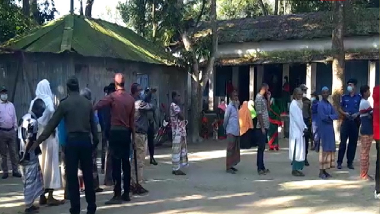 ঢাকা-১৮ আসনের উপনির্বাচনে চলছে ভোটগ্রহণ ঢাকা-১৮ আসনের উপনির্বাচনে চলছে ভোটগ্রহণ