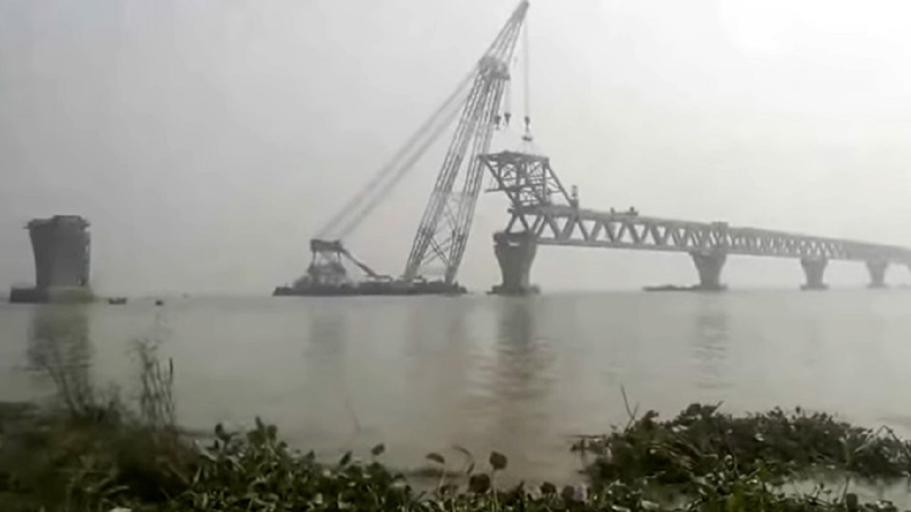 পদ্মাসেতুতে ৩৬তম স্প্যান বসানো হলো আজ পদ্মাসেতুতে ৩৬তম স্প্যান বসানো হলো আজ