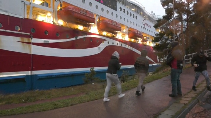 ফিনল্যান্ডে ৪শ’র বেশি যাত্রী নিয়ে ডাঙায় উঠে গেলো জাহাজ