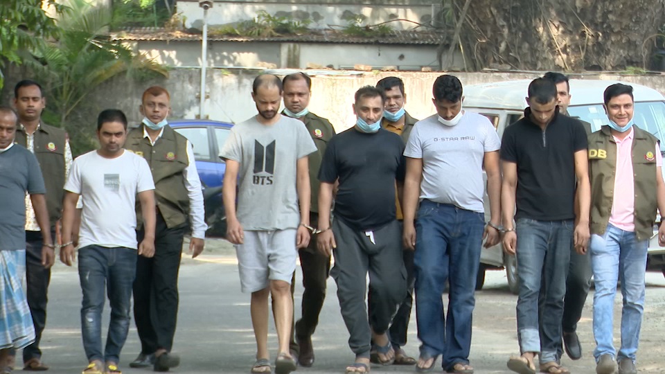 মালয়েশিয়া থেকে আমদানিকৃত বিপুল পরিমাণ ‘আইস’ নামের ব্যয়বহুল মাদকদ্রব্য’সহ ৬ জন আটক