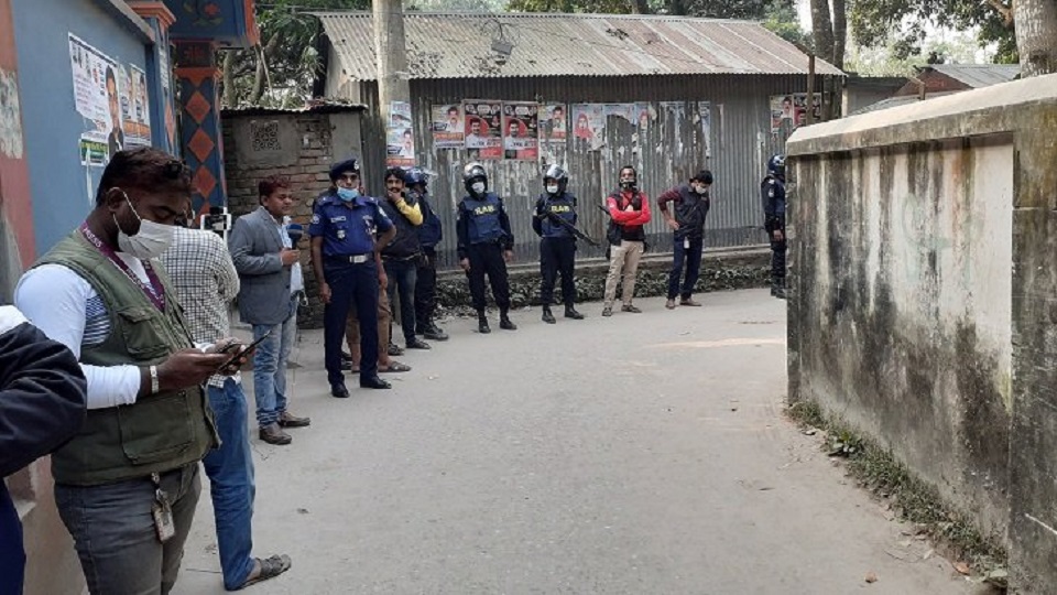 জঙ্গি আস্তানা থেকে ৪ জন আটক, পিস্তল ও বোমা তৈরির সরঞ্জাম উদ্ধার