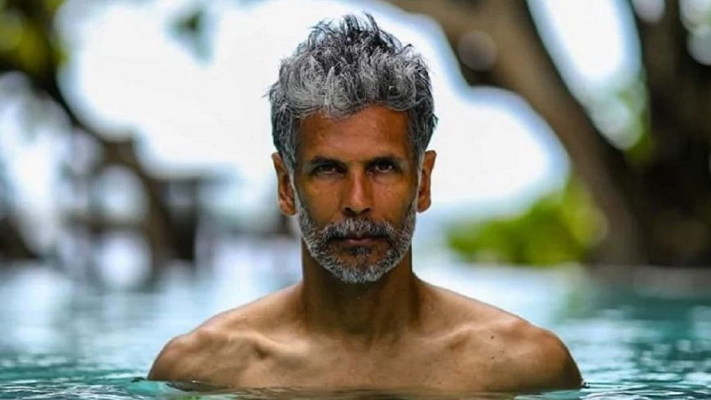 ৫৫তম জন্মদিনে সৈকতে নগ্ন দৌড়