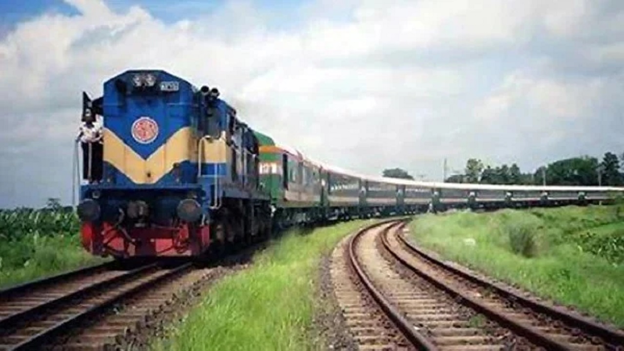 একদিন পর ঢাকা-চট্টগ্রামের ট্রেন চলাচল স্বাভাবিক একদিন পর ঢাকা-চট্টগ্রামের ট্রেন চলাচল স্বাভাবিক
