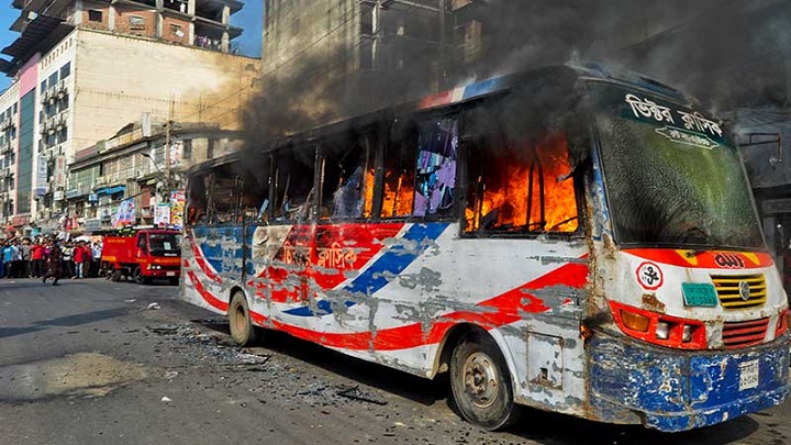 বাসে অগ্নিসংযোগ: ১৩ মামলায় ২৬ আসামির রিমান্ড