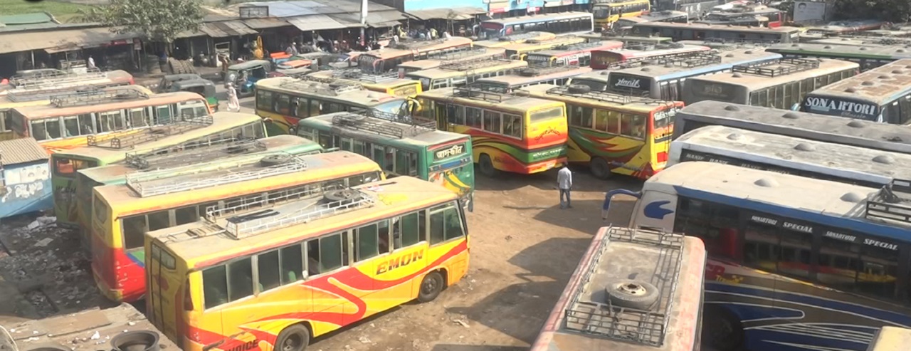 মালিক-শ্রমিক দ্বন্দ্বে নওগাঁয় আজও বাস চলাচল বন্ধ