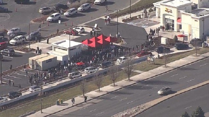 বার্গার খাওয়ার জন্য ১২ ঘণ্টা অপেক্ষা, রাস্তায় যানজট সৃষ্টি