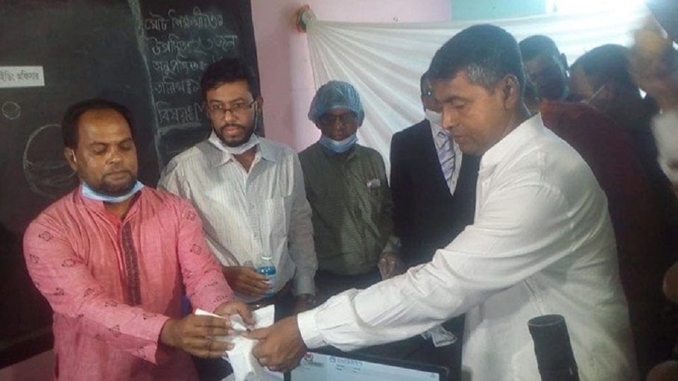 কেন্দ্র দখলে সন্ত্রাসী ও পুলিশের সহায়তার অভিযোগ বিএনপি প্রার্থীর