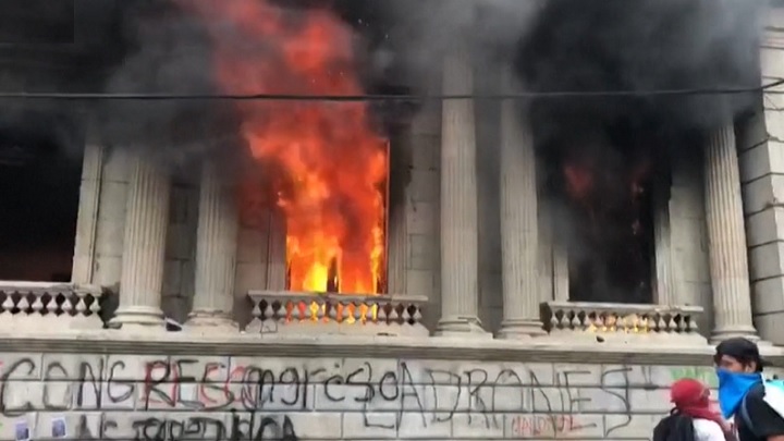 গুয়াতেমালায় সরকার বিরোধী আন্দোলন, পার্লামেন্টে আগুন