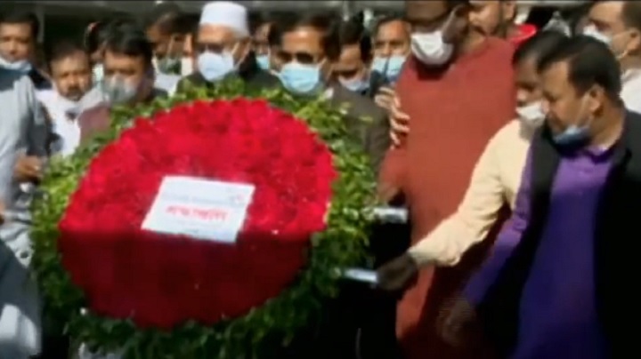 বঙ্গবন্ধুর প্রতিকৃতিতে ধর্ম প্রতিমন্ত্রীর শ্রদ্ধা