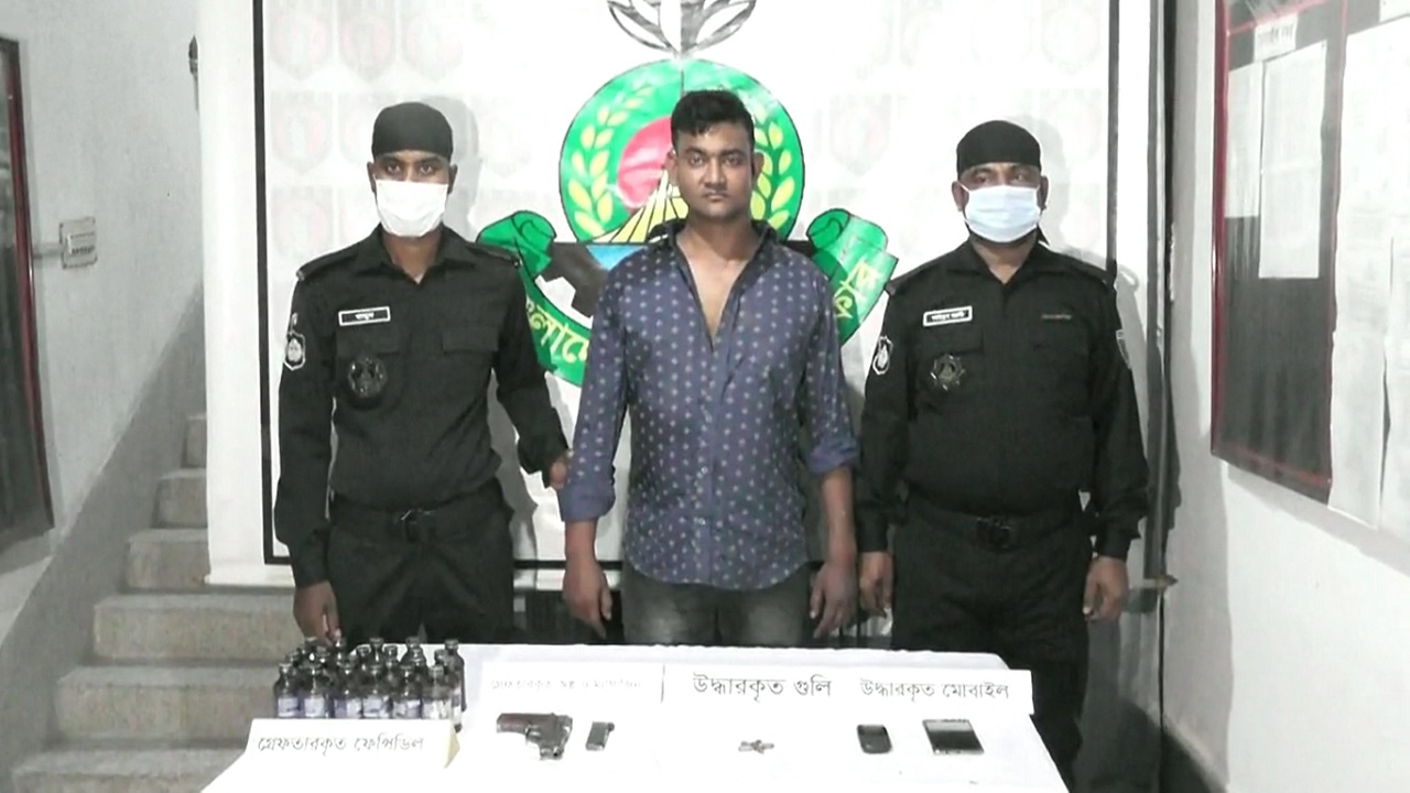 কুষ্টিয়ায় র্যাবের অভিযানে অস্ত্র, গুলি ও মাদকসহ শীর্ষ সন্ত্রাসী আটক কুষ্টিয়ায় র্যাবের অভিযানে অস্ত্র, গুলি ও মাদকসহ শীর্ষ সন্ত্রাসী আটক