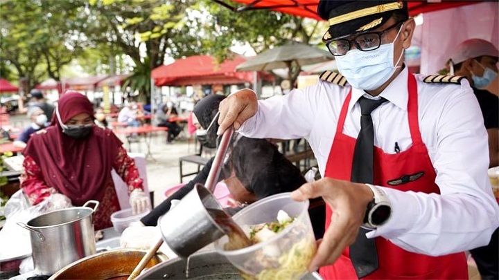 বিমানের পাইলট এখন ফুচকাওয়ালা