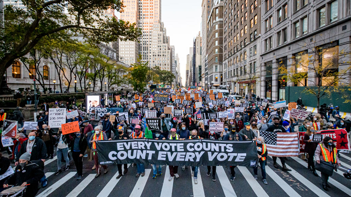 পাল্টাপাল্টি দাবিতে রাজপথে রিপাবলিকান ও ডেমোক্র্যাট সমর্থকরা