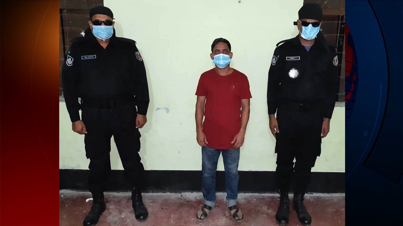 মাদারীপুরে চোরাই মাইক্রোবাসসহ ১ জন আটক