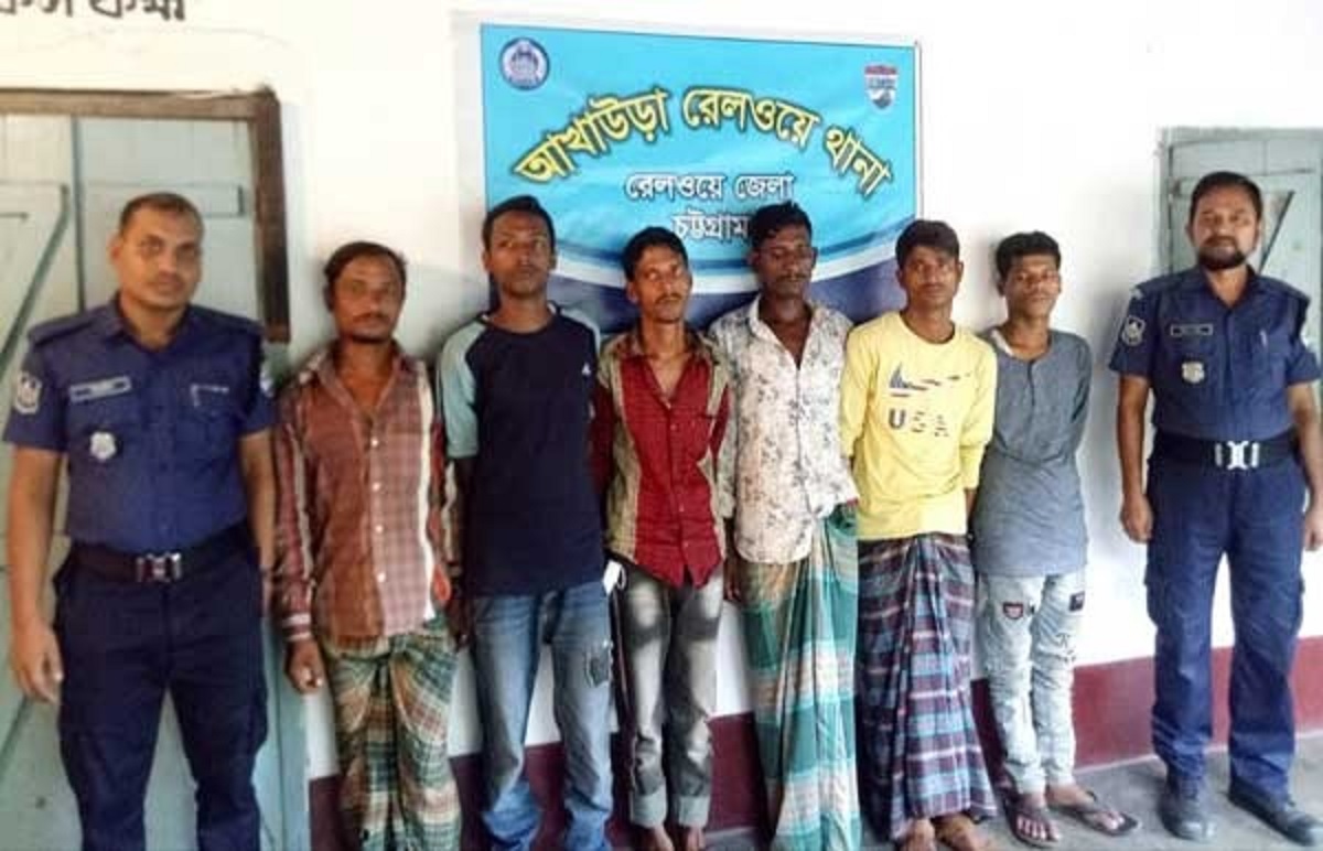 ব্রাহ্মণবাড়িয়ায় ট্রেন থেকে ৬ ছিনতাইকারী আটক