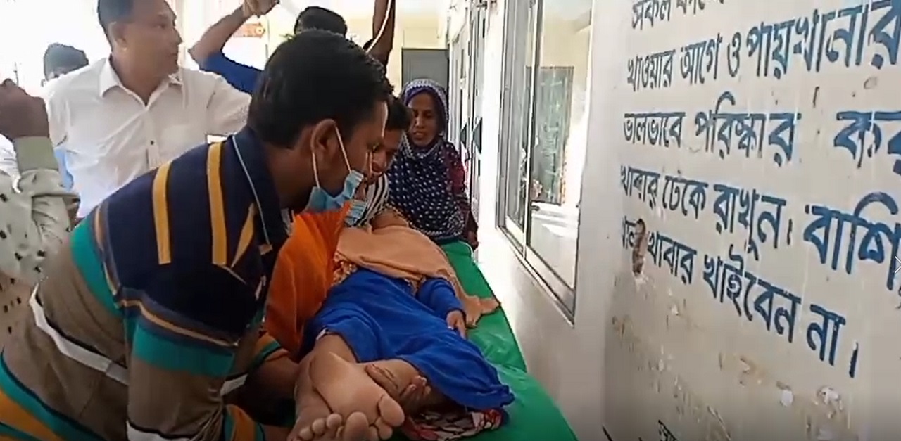 অ্যাসাইনমেন্ট খাতা জমা দিতে গিয়ে সড়কে ঝরল প্রাণ