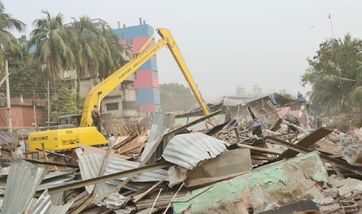 হাজী সেলিমের কোল্ড স্টোরেজের প্রাচীর গুঁড়িয়ে দিয়েছে বিআইডব্লিউটিএ