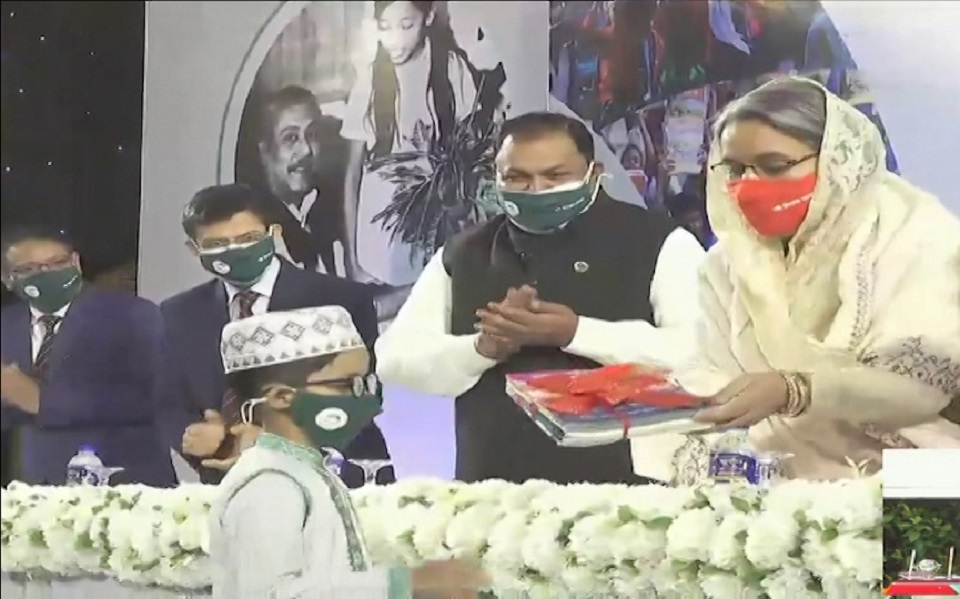 ‘আগামী ১২ দিনের মধ্যে স্বাস্থ্যবিধি মেনে শিক্ষার্থীদের হাতে নতুন বই তুলে দেয়া হবে’