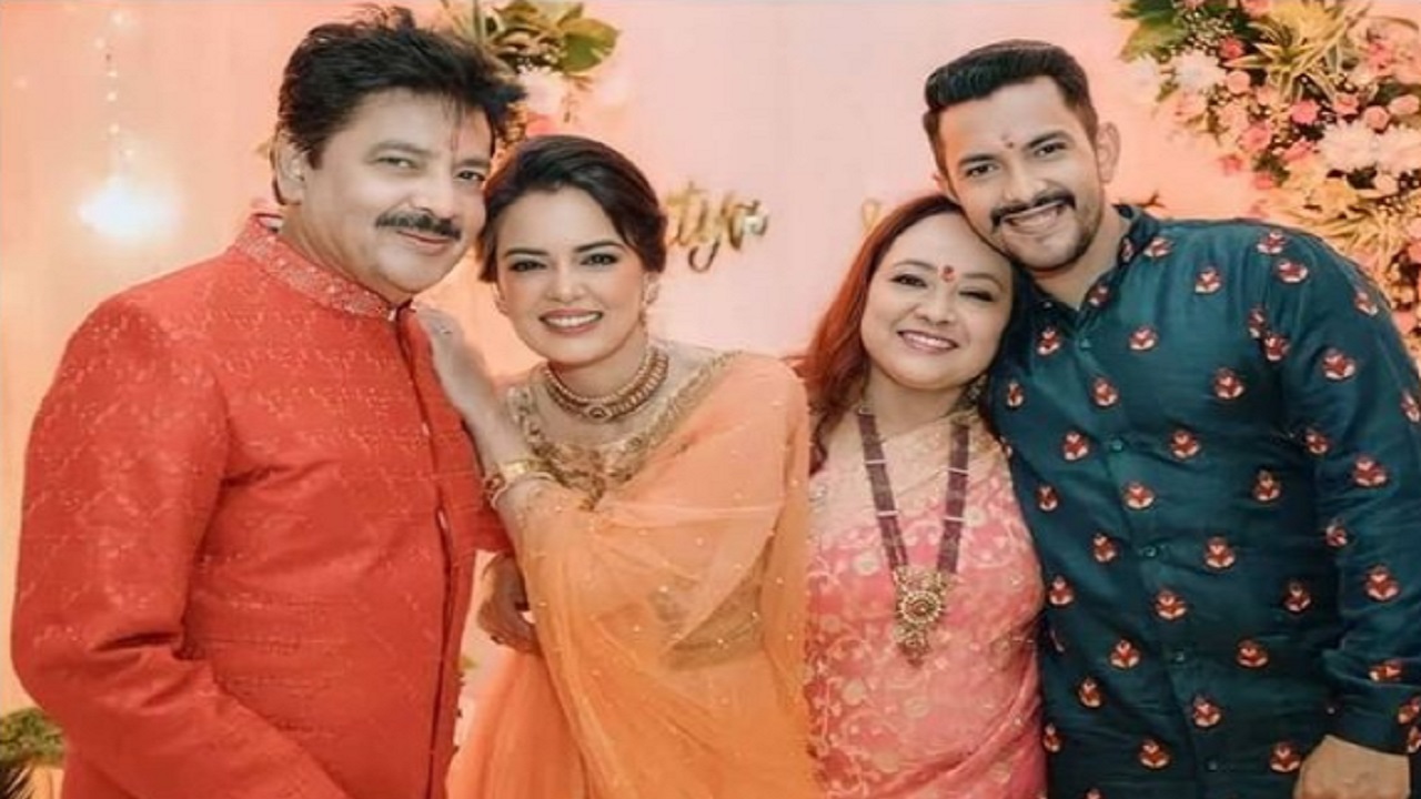 মন্দিরে বিয়ে করলেন আদিত্য নারায়ণ, বরযাত্রীদের সাথে নাচছেন বাবা উদিত (ভিডিও) মন্দিরে বিয়ে করলেন আদিত্য নারায়ণ, বরযাত্রীদের সাথে নাচছেন বাবা উদিত