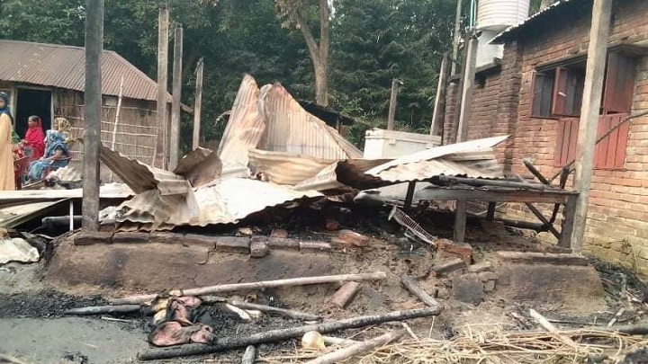 চাটমোহরে আগুনে পুড়লো ৫টি ঘর, খোলা আকাশের নিচে বুরুজ আলীর পরিবার