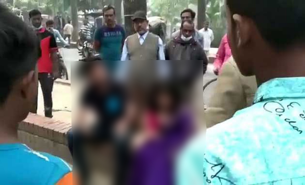 প্রকাশ্যে ধূমপান করে তোপের মুখে তরুণী