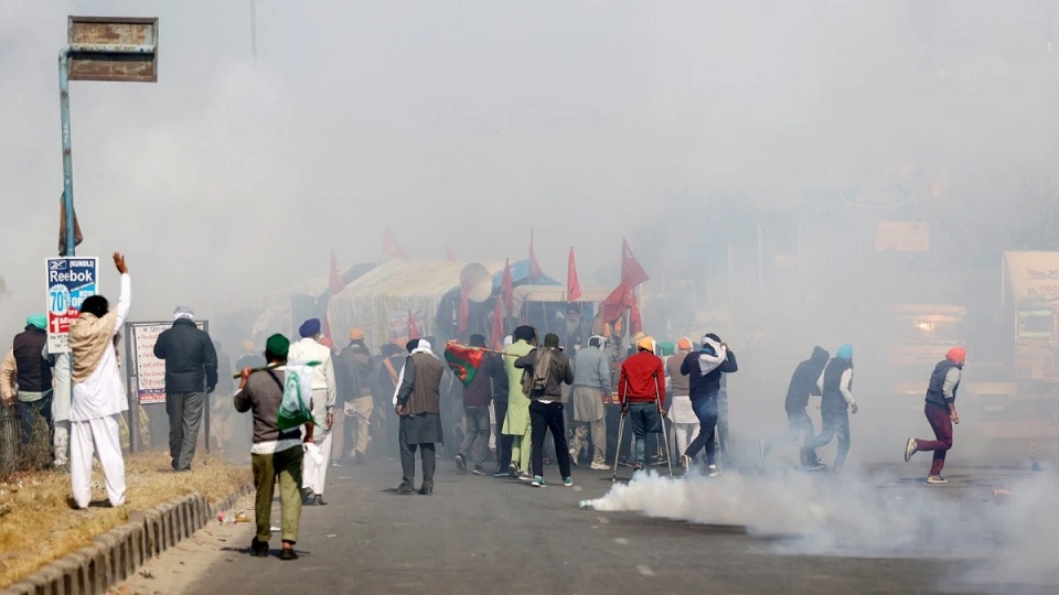 ভারতে আন্দোলনরত কৃষকদের সাথে সমঝোতায় নেতৃত্ব দেবেন প্রতিরক্ষামন্ত্রী রাজনাথ সিং