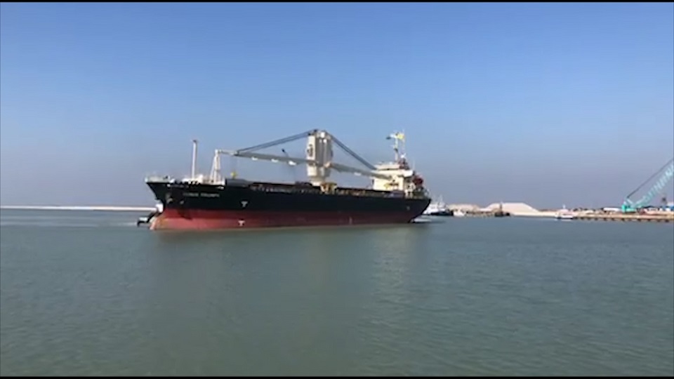 গভীর সমুদ্র বন্দর মাতারবাড়িতে ভিড়েছে প্রথম বিদেশি জাহাজ