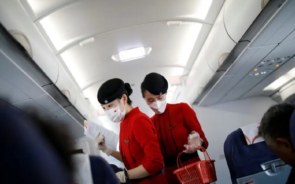 করোনা সংক্রমণ ঠেকাতে চীনে বিমানবালাদের ডায়াপার পরার নির্দেশনা
