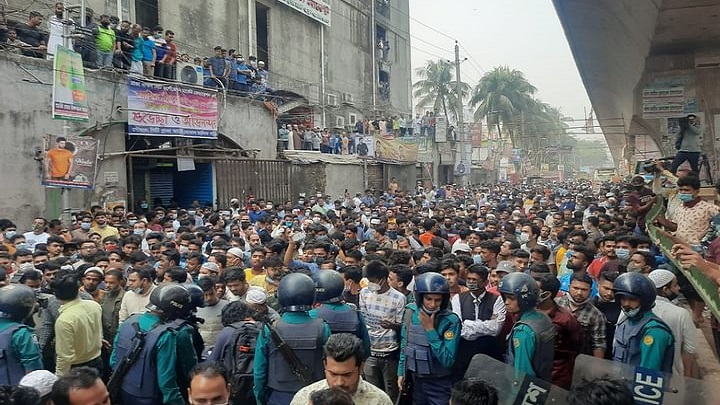 ইট-পাটকেল উপেক্ষা করেই ফুলবাড়িয়া মার্কেটে অভিযান