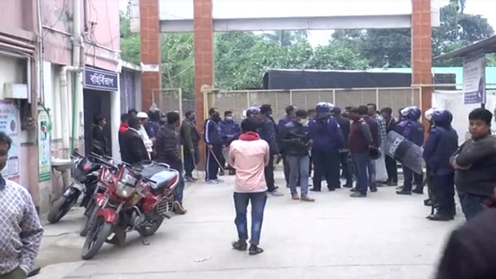 দায়িত্বে অবহেলার কারণে গর্ভবতীর মৃত্যু, হাসপাতাল ভাঙচুর