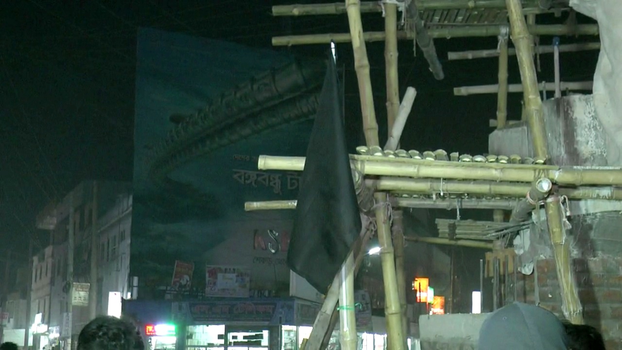 বঙ্গবন্ধুর ভাস্কর্যের পাশে গুলিবর্ষণ করে কালো পতাকা বেঁধে দিলো দুর্বৃত্তরা