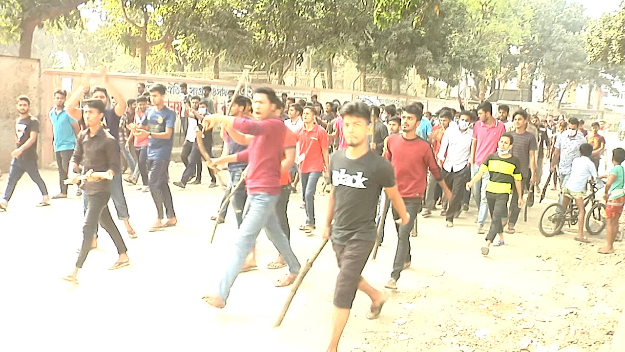 খেলার মাঠে ভবন নির্মাণ না করার দাবিতে এলাকাবাসীর মানববন্ধনে শিক্ষার্থীদের হামলা মাঠে খেলতে দেয়ার দাবিতে মানববন্ধনে শিক্ষার্থীদের হামলা