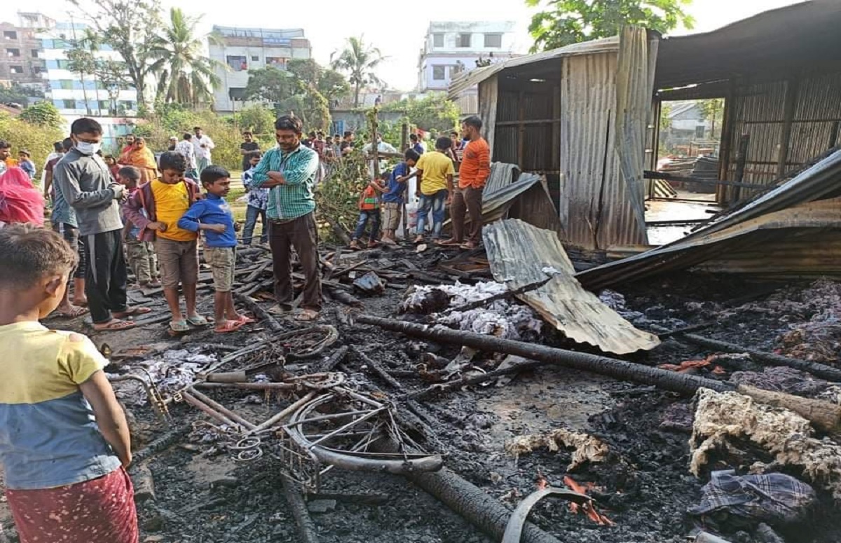 কুমিল্লায় আগুন নেভাতে গিয়ে শিশুর মৃত্যু, পুড়ে গেলো ৯টি দোকান
