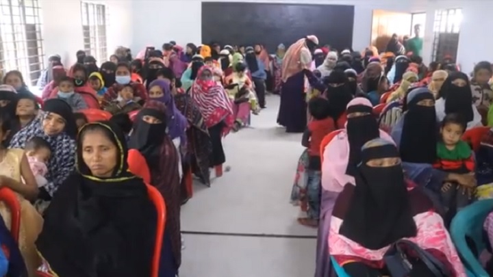 মুন্সিগঞ্জে কর্মজীবী নারীদের মাঝে চেক বিতরণ