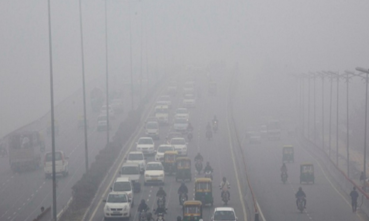 ঘন কুয়াশার চাদরে ঢেকে গেছে রাজধানী