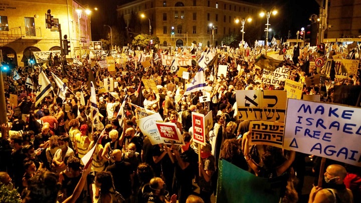 পদত্যাগে বাধ্য করতে ইসরাইলের প্রধানমন্ত্রীর বাড়ি ঘেরাও